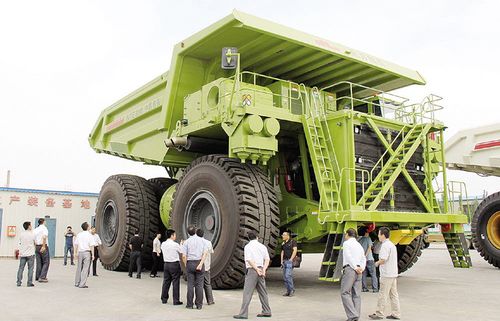 最大的矿车载重800吨